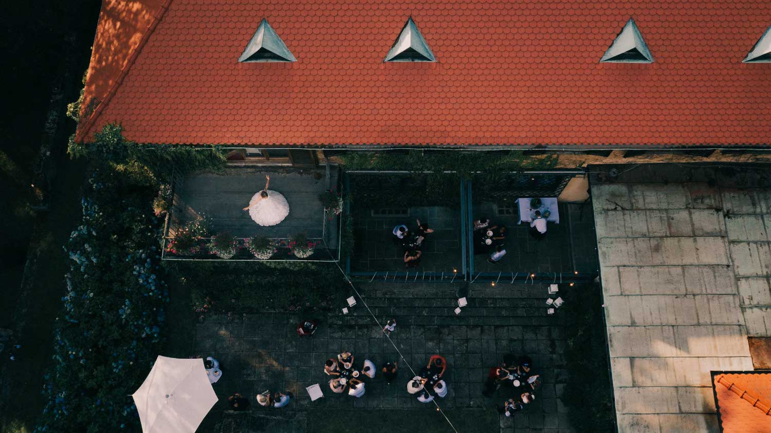 Poroka v vili sredi gozda skozi oči poročnega fotografa