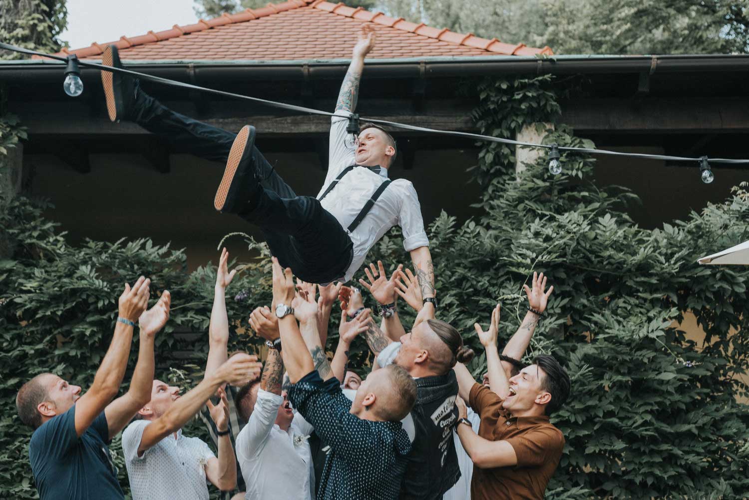 How to choose a men's wedding dress?